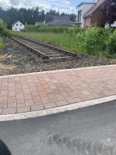 In Großlangheim sind die Schienen abgeschnitten und eine Straße mit gepflastertem Fußweg wurde hindurch gebaut.