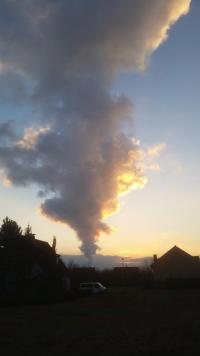 Dampfwolken vom AKW Grafenrheinfeld vor seiner Abschaltung