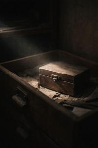 Ein Koffer im Dunkeln, ein Lichtstrahl fällt darauf